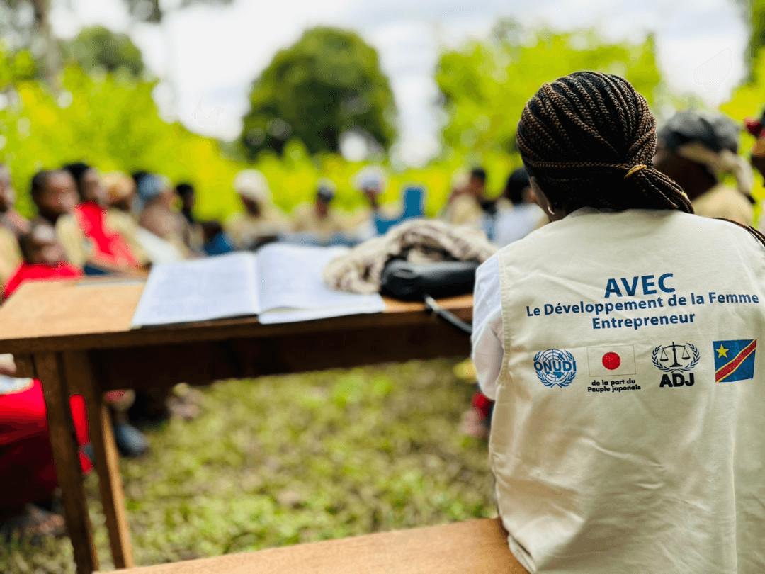 Des enfants représentant l'engagement humanitaire de l'ADJ